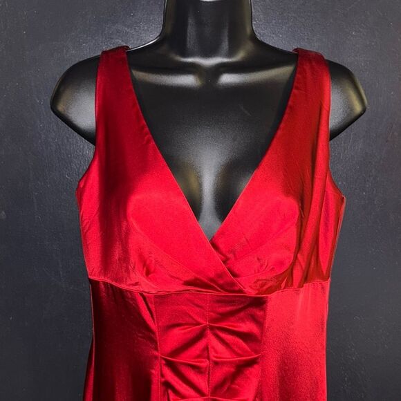 Calvin Klein red satiny body con dress. Size 6. - Picture 4 of 14